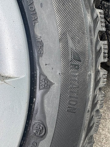 Шипованные шины Bridgestone Noranza 185/60 R15 с дисками Hyu (10 фото из 10)