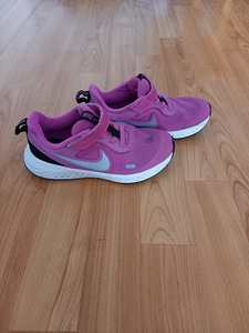 Nike Revolution 30 (2 фото из 2)