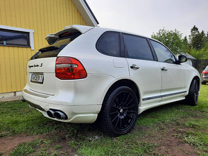 Porsche Cayenne Turbo S (2 foto / 4)