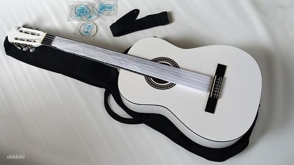Гитара белая, сумка, тюнер, дополнительные струны, новая (фото #1)