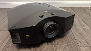 SONY VPL HW10 проектор с экраном (1 фото из 3)