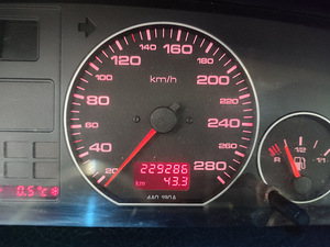 AUDI A6 C4 AVANT 2.6 110kw (5 foto / 7)