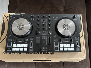 Native Instruments Traktor Kontrol S2 MK3 DJ kontroller (1 foto / 3)