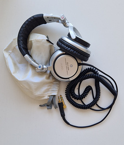 Kõrvaklapid SONY MDR-V700 (1 foto / 3)