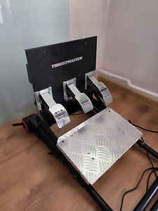 Руль и кресло Thrustmaster T300 (4 фото из 4)