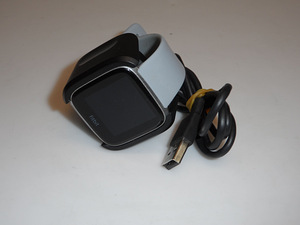 Nutikellad Fitbit Versa FB505 + laadija (6 foto / 6)