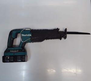 Сабельная пила Makita DJR360Z + 2 аку 3,0 Ач (7 фото из 10)