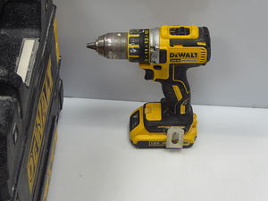 Аку-дрель Dewalt DCD790 + Аку 2AH + Зарядка + Чемодан (3 фото из 5)