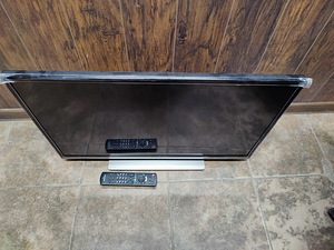 Teler Panasonic TX-32GS350E + Pult (2 foto / 5)
