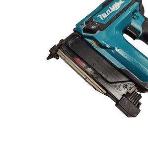 Гвоздевой пистолет Makita DPT353 + АКБ 4,0АЧ (3 фото из 5)