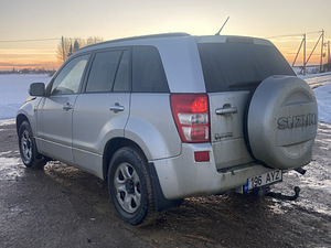 Suzuki Grand Vitara (6 foto / 10)