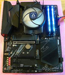 Gigabyte B550 Aorus, Ryzen5 5600G, DDR4 RGB 16GB, SSD M.2 (4 foto / 10)