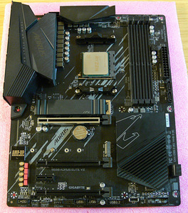 Gigabyte B550 Aorus, Ryzen5 5600G, DDR4 RGB 16GB, SSD M.2 (5 foto / 10)