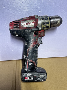 Milwaukee M12 akutrell koos akuga (2 foto / 2)