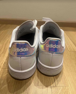 Кроссовки Adidas (2 фото из 3)