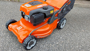 Võimas edasiveoga muruniiduk Husqvarna LC 247S (4 foto / 8)