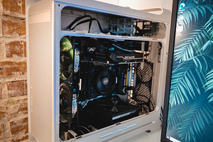 Võimekas arvuti komplekt Mac Pro korpuse sees (6 foto / 9)