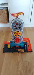 Hot Wheels Autorada City Twist Tire Shop HDP02 (1 foto / 1)
