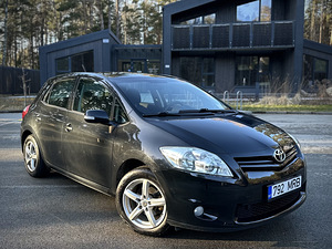 Toyota Auris 2011г (3 фото из 10)