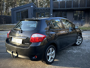Toyota Auris 2011г (6 фото из 10)