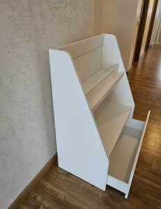 Raamatu ja mänguasjade riiul
