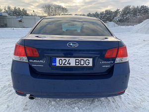 Subaru Legacy 2011 (6 фото из 11)