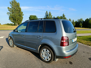 Volkswagen Touran (2 foto / 10)