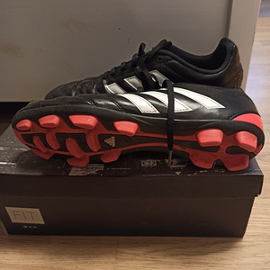 Adidas jalgpallisaapad 42,5 (2 foto / 2)