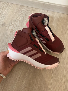 Tüdrukute k/s Adidas saapad (1 foto / 4)