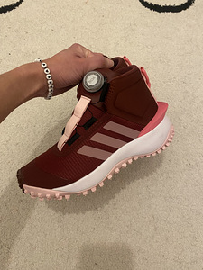 Tüdrukute k/s Adidas saapad (4 foto / 4)