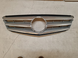 Mb w204 grill (1 foto / 2)