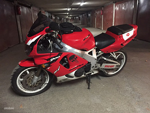 Honda cbr 900 rr (1 foto / 2)