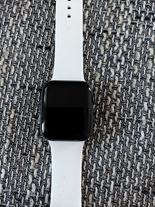 Apple watch 4 seeria 42mm nagu uus