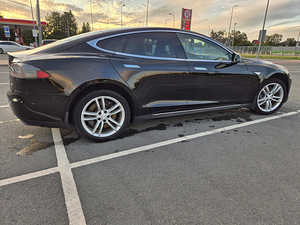 2014 Tesla Model S 85 - Tasuta kiirlaadimine ja andmeside (2 foto / 15)
