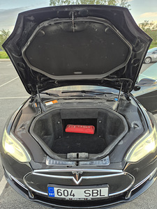 2014 Tesla Model S 85 - Tasuta kiirlaadimine ja andmeside (10 foto / 15)