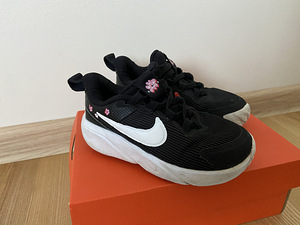 Nike кроссовки (2 фото из 5)
