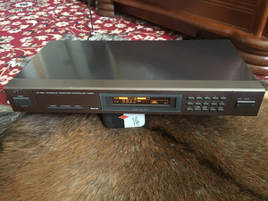 JVC тюнер (2 фото из 3)