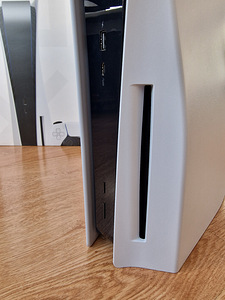 Sony Playstation 5 (PS5) 825GB ( CFI-1216A ) + 2 pulti (3 foto / 10)
