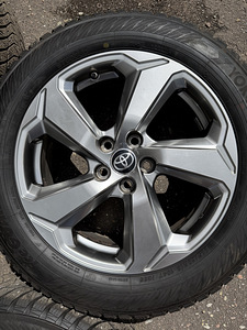18" оригинальные диски Toyota 5x114,3 + шипованные шины 225/60/18 (5 фото из 9)