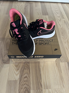 Nike кроссовки (1 фото из 3)