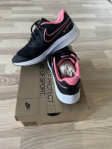 Nike кроссовки (3 фото из 3)