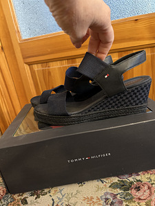 Tommy Hilfiger 40 (1 foto / 1)