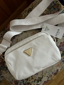 Guess (1 foto / 3)