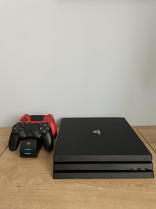 Playstation 4 Pro, 2 puldi, mängud (1 foto / 2)