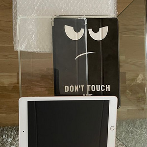 iPad 6th Gen 9.7'' 128GB + 2 kaitseümbrist + uus kaitseklaas (2 foto / 4)