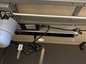 Standard kontori/arvutilaud mootoriga ja kapiga. Saadavus 8 (5 foto / 5)