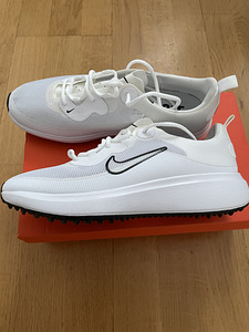 Nike обувь (2 фото из 3)