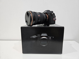 Камера Sony A7RV (также продаются различные объективы).