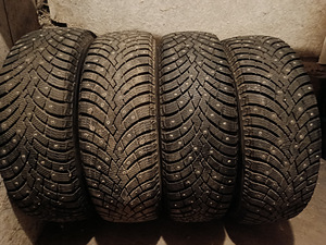 Pirelli naastrehvid 215/65/R17 (2 foto / 3)