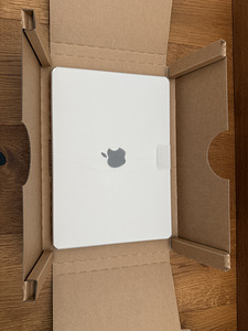 Apple MacBook Pro 14" (2024) (M4 16GB, 512GB, US) Silver UUS (2 foto / 3)